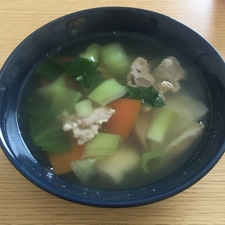 豚肉と餃子の皮の中華風スープ